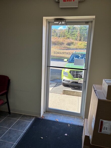 More Photos Of 160 S Turnpike Rd, Wallingford Light Distribution For Lease