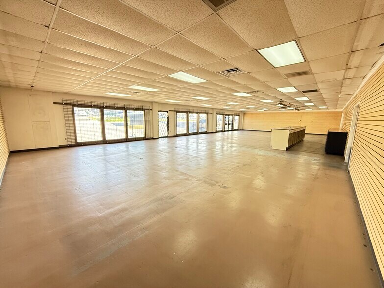 More Photos Of 11104 N Lamar Blvd, Austin Showroom For Lease