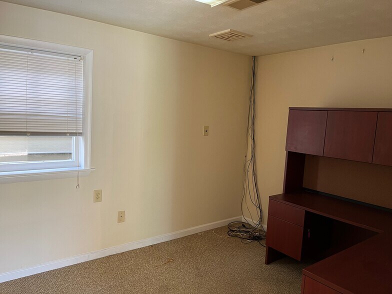 More Photos Of 630 Charles St, Staunton Light Distribution For Sale