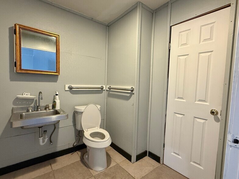 More Photos Of 2013 Blalock Rd, Houston Warehouse For Lease