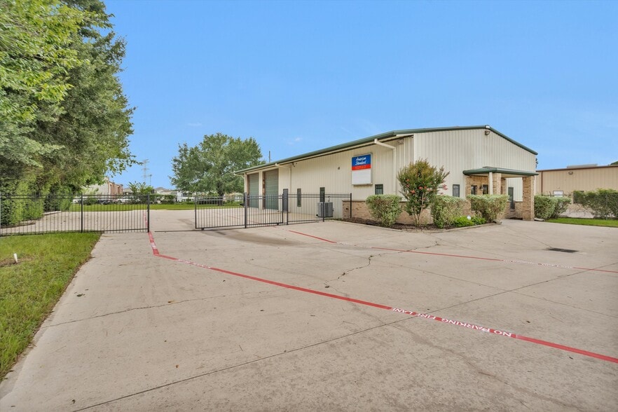 More Photos Of 11111 Neeshaw Dr, Houston Industrial For Lease