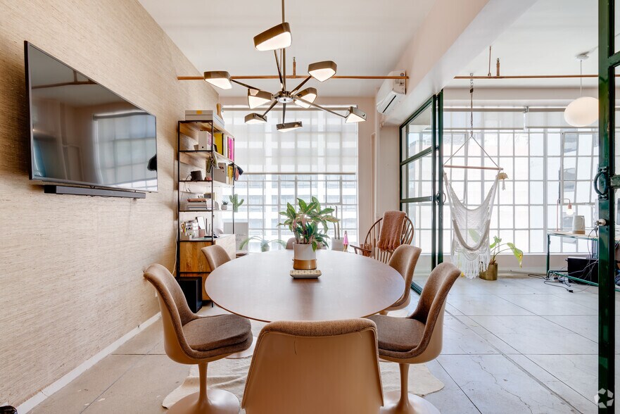 More Photos Of 521-527 W 7th St, Los Angeles Coworking Space