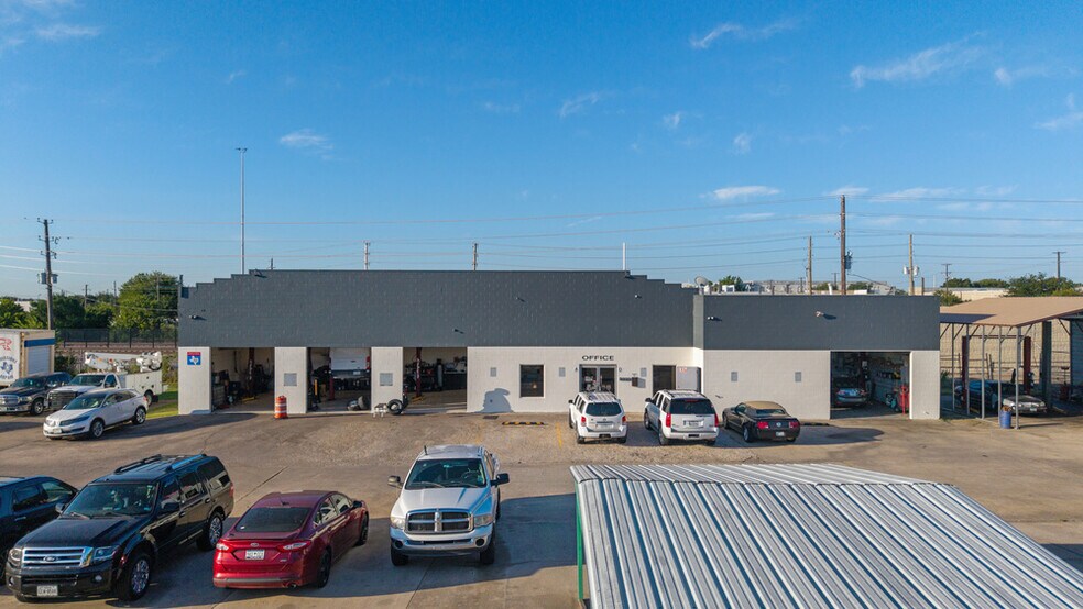 More Photos Of 3104 S Rigsbee Dr, Plano Industrial For Sale
