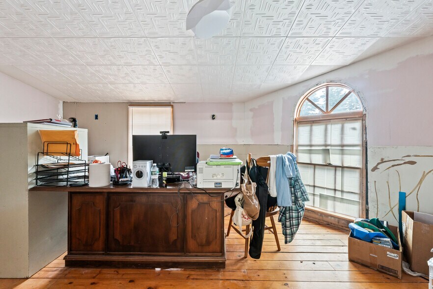 More Photos Of 680 Maine Ave, Farmingdale Storefront Retail Office For Lease