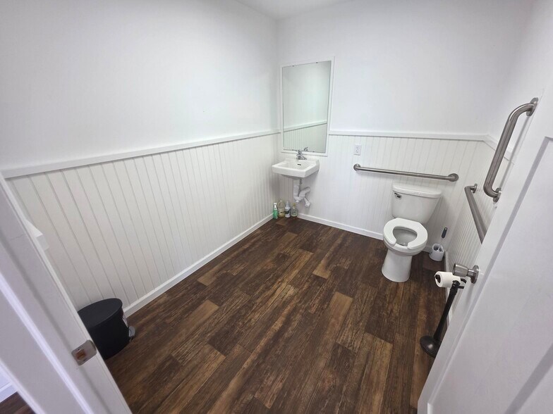 More Photos Of 320 N 2nd St, Columbia Self Storage For Lease
