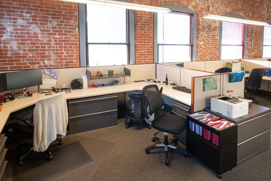 More Photos Of 320 Riverside Dr, Florence Office For Sale