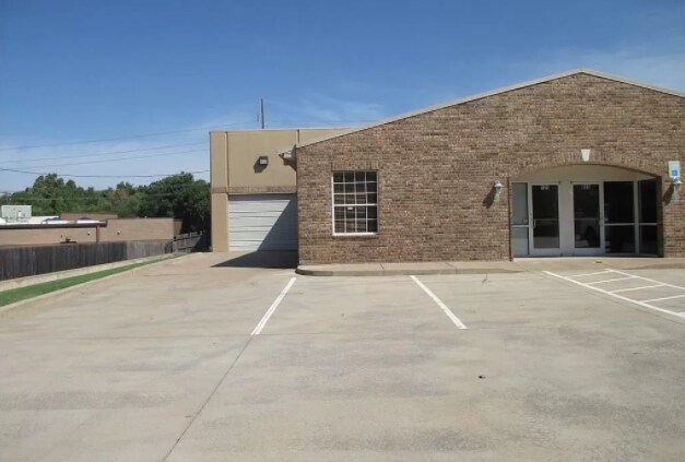 More Photos Of 821-825 Royal Way, Edmond Flex For Sale