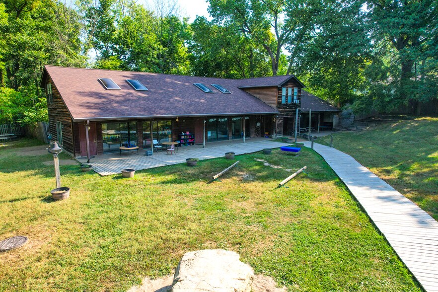 Primary Photo Of 2505 E Walnut St, Columbia Specialty For Lease