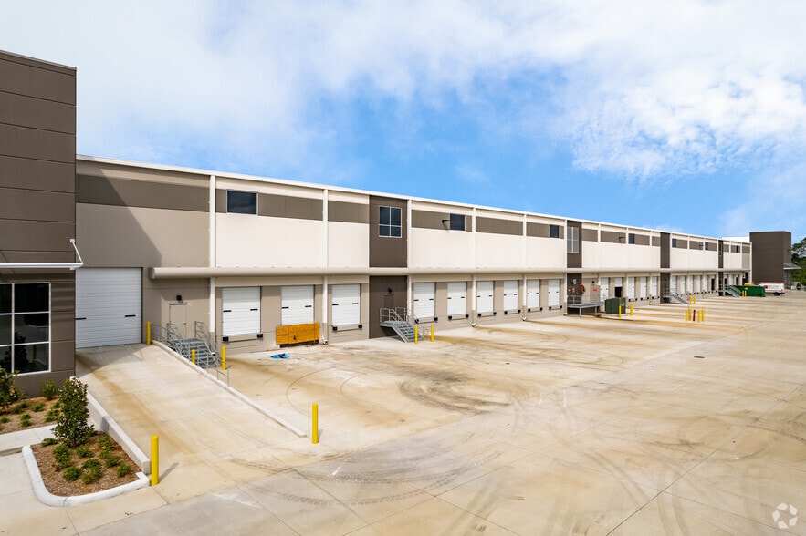 More Photos Of 2001 W Oak Ridge Rd, Orlando Distribution For Lease