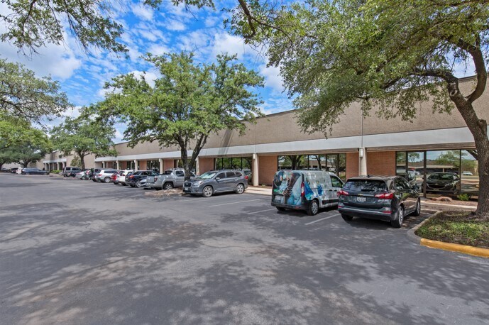 More Photos Of 2120 W Braker Ln, Austin Light Distribution For Lease