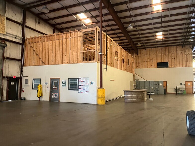 More Photos Of 271 Southridge Industrial Dr, Tavares Warehouse For Lease
