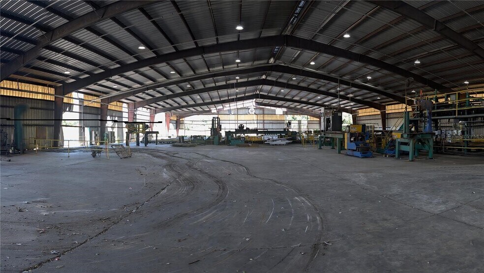 More Photos Of 1509 S Byron Butler Pky, Perry Manufacturing For Lease