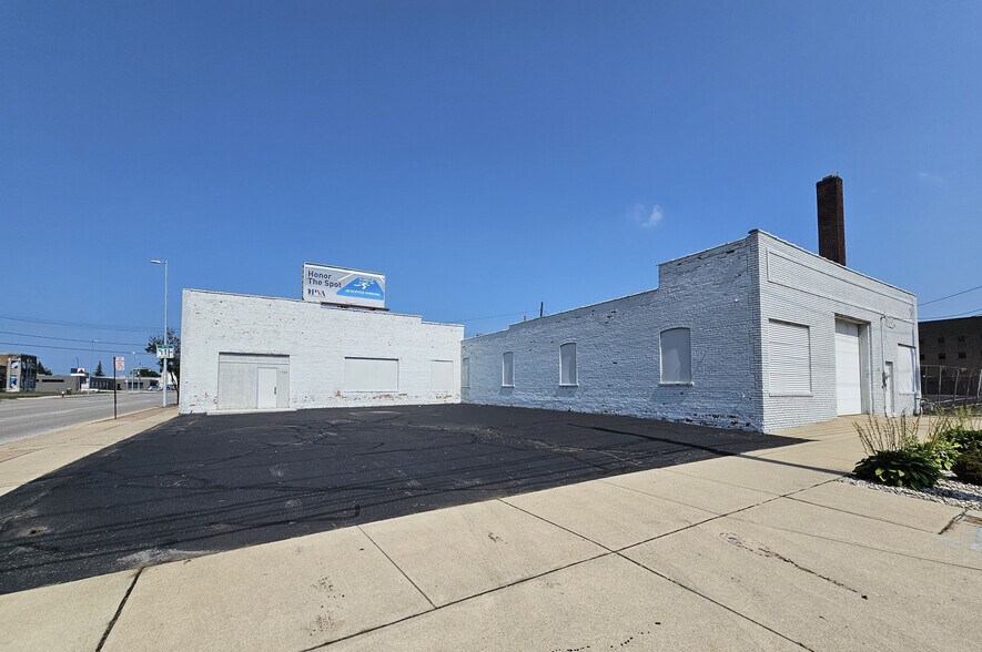 Primary Photo Of 1502 Monroe St, Toledo Warehouse For Lease