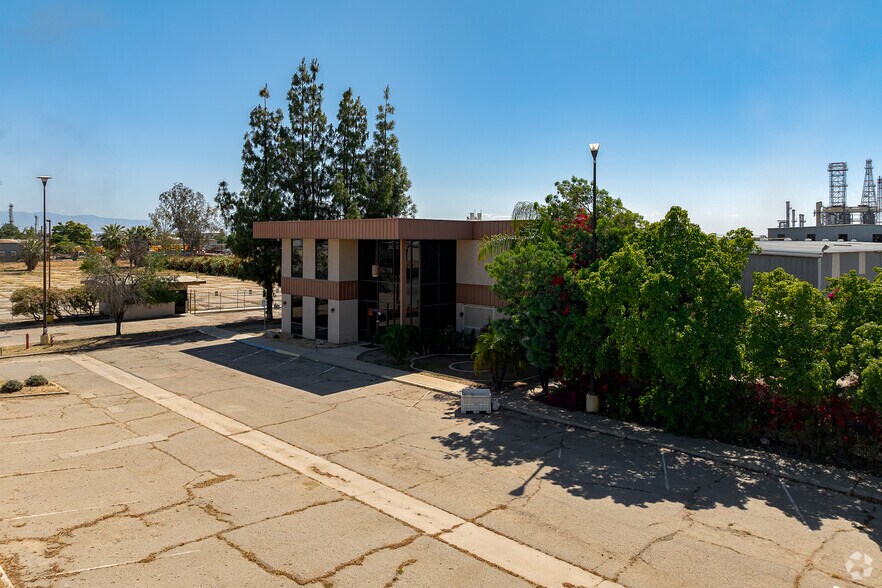 More Photos Of 3801 Standard St, Bakersfield Manufacturing For Lease
