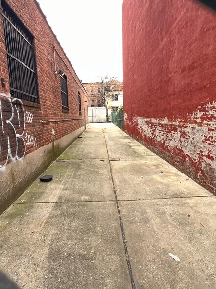 More Photos Of 984 Myrtle Ave, Brooklyn Auto Repair For Lease