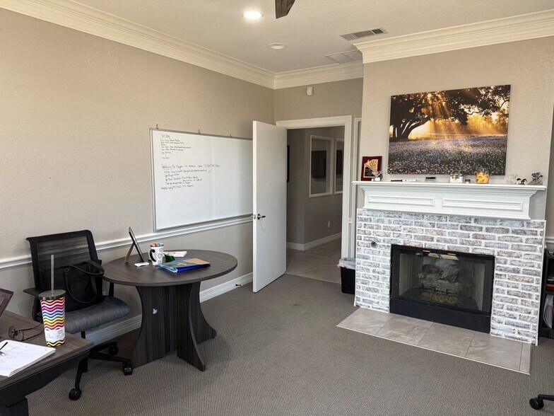 More Photos Of 2124 Parkwood Dr, Bedford Office For Lease