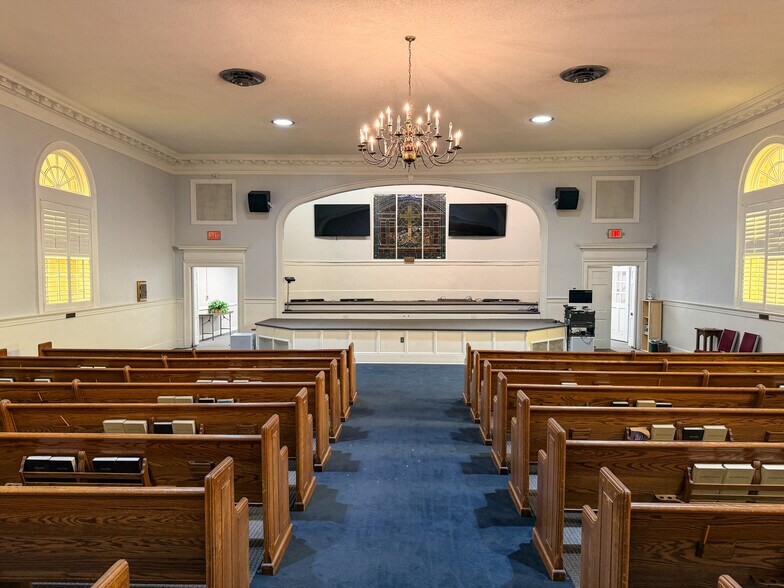 More Photos Of 634 Main St, Forest Park Flex For Sale