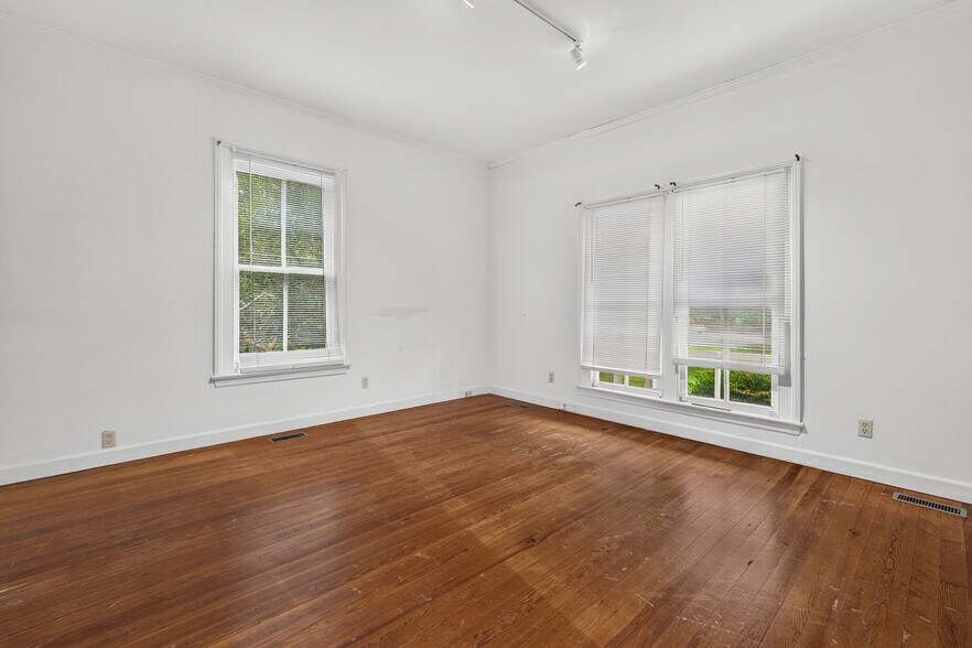 More Photos Of 117 E Salisbury St, Pittsboro Office For Sale