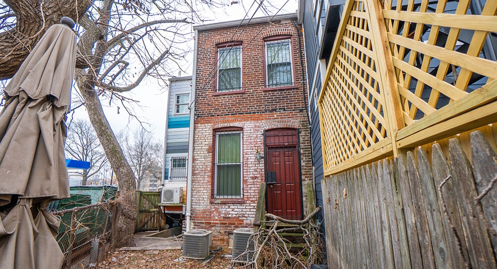 More Photos Of 1240 Pennsylvania Ave SE, Washington Veterinarian Kennel For Sale