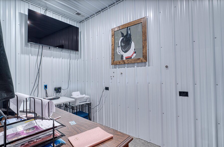 More Photos Of 1601 ST RTE 56E STATE ROUTE 56E, Morganfield Veterinarian Kennel For Sale
