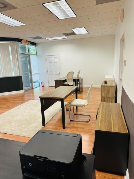 More Photos Of 7901 Kingspointe Pky, Orlando Showroom For Sale