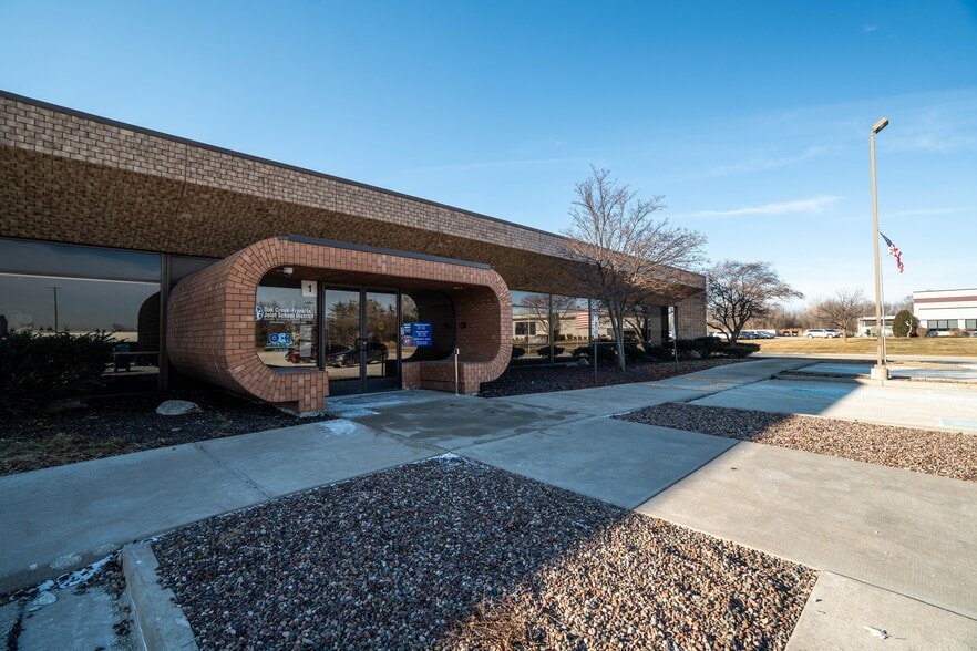 More Photos Of 7630 S 10th St, Oak Creek Office For Sale