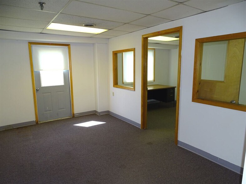 More Photos Of 1406-1414 E Pine St, Midland Warehouse For Lease