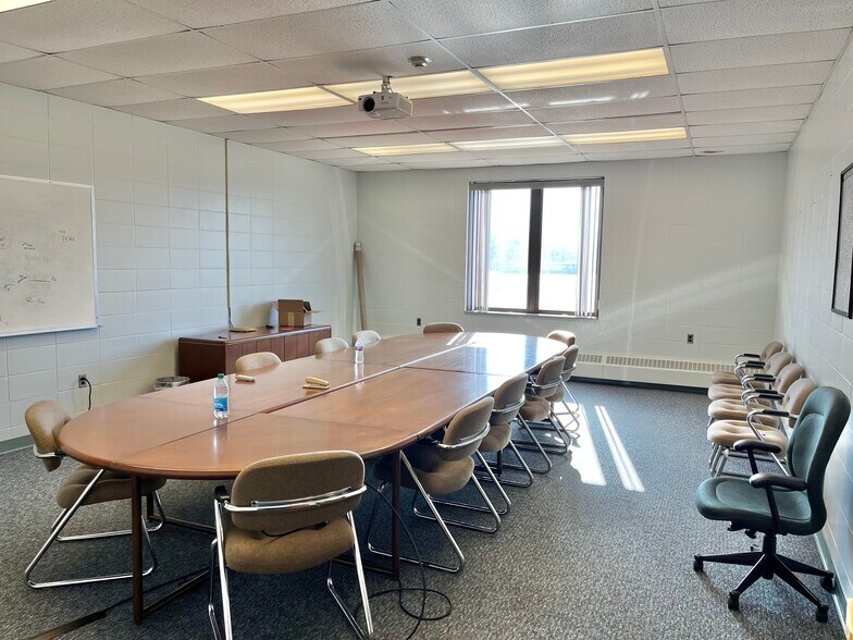 More Photos Of 1401 W Center St, Warsaw Light Distribution For Sale