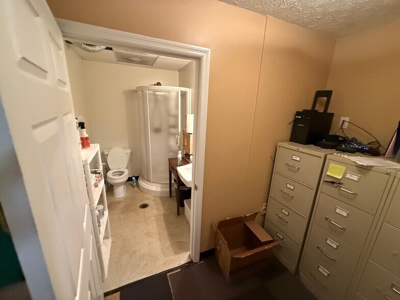 More Photos Of 1601 Spring Dr, Opelika Showroom For Lease