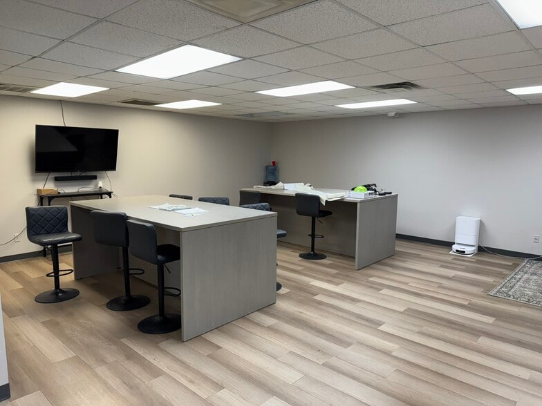 More Photos Of 5145 NW Beaver Dr, Johnston Warehouse For Lease