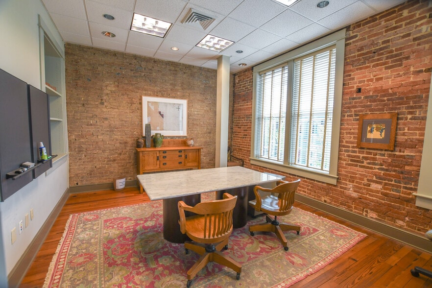 More Photos Of 122 W Market St, Athens Office For Lease