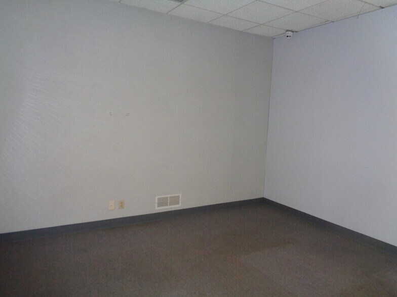 More Photos Of 3903-3913 S Lynn Ct, Independence Office For Sale