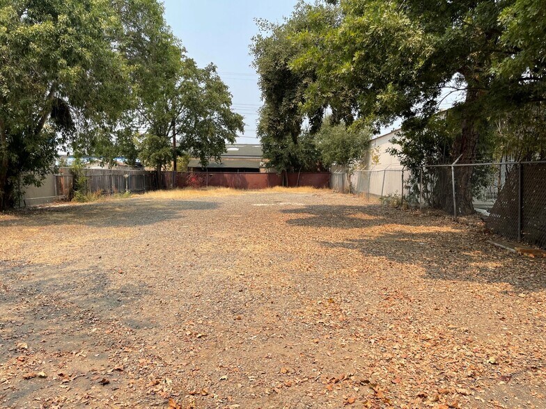 More Photos Of 6211 Ross Ave, Carmichael Flex For Sale