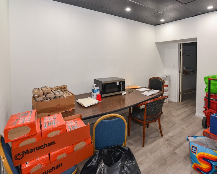 More Photos Of 5900 York Rd, Baltimore Storefront Retail Office For Sale