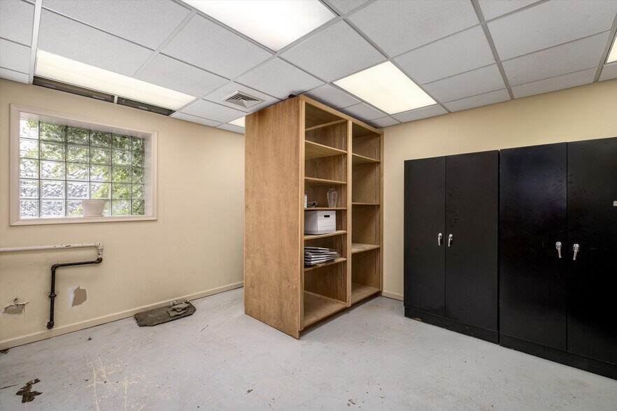 More Photos Of 18038 Mack Ave, Grosse Pointe Medical For Sale