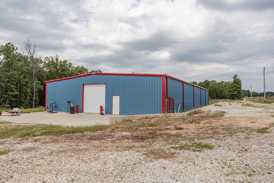 More Photos Of 3232 Tandy Rd, Fordland Industrial For Lease