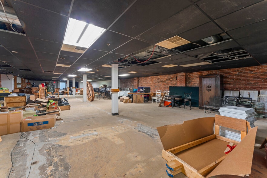 More Photos Of 19 N Main St, Washington Storefront For Sale