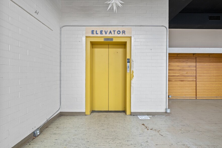 More Photos Of 111 S Main St, Salisbury Office For Sale