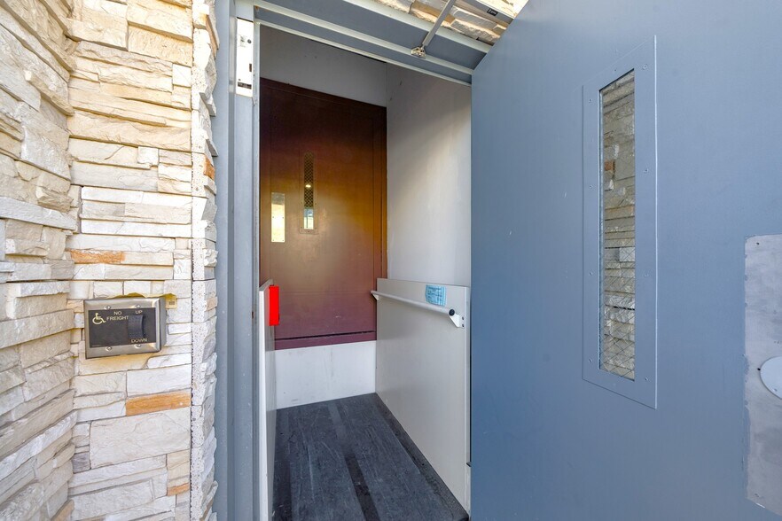 More Photos Of 228 S Oxford Ave, Los Angeles General Retail For Sale