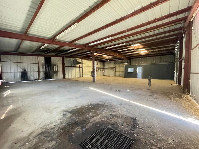 More Photos Of 504 N 2nd St, Carrizo Springs Warehouse For Sale