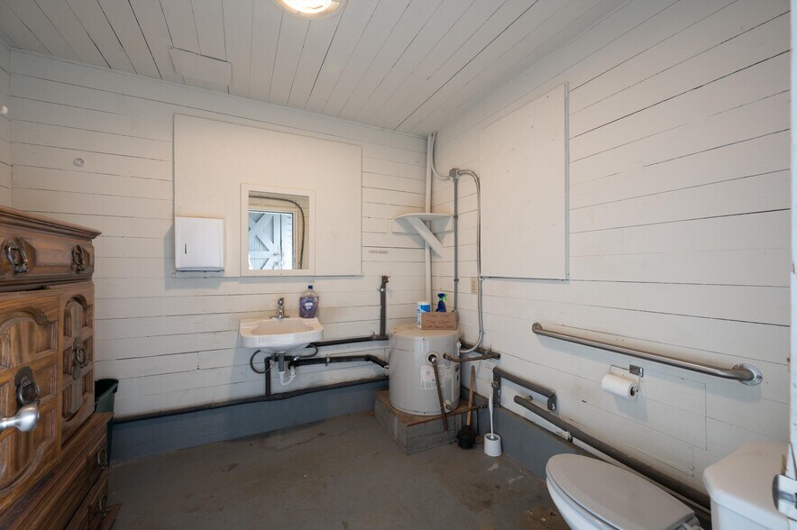 More Photos Of 120 W Smith Rd, Bellingham Service For Sale