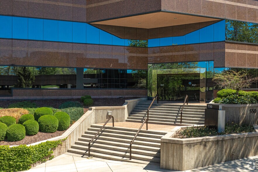 More Photos Of 550 Maryville Centre Dr, Saint Louis Office For Sale