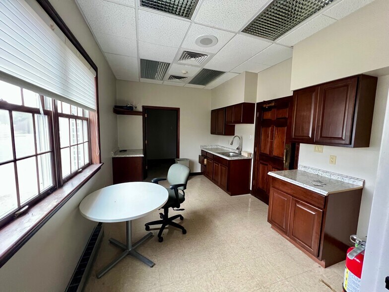 More Photos Of 565 Baltimore Pike, Avondale Bank For Lease