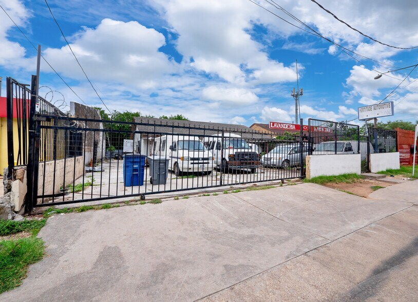 More Photos Of 8212 Georgian Dr, Austin Office For Sale