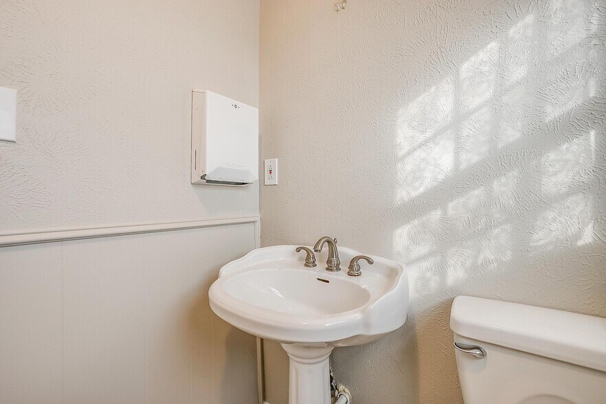 More Photos Of 2418 Cales Dr, Arlington Office Residential For Sale