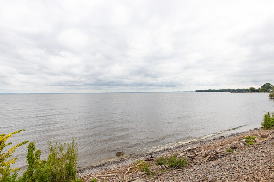 More Photos Of 1650 S Main St, Oshkosh Office For Sale