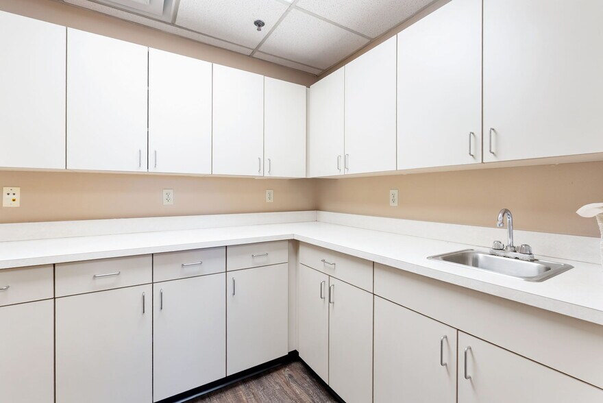 More Photos Of 2150 Victor Pl, Colorado Springs Distribution For Lease
