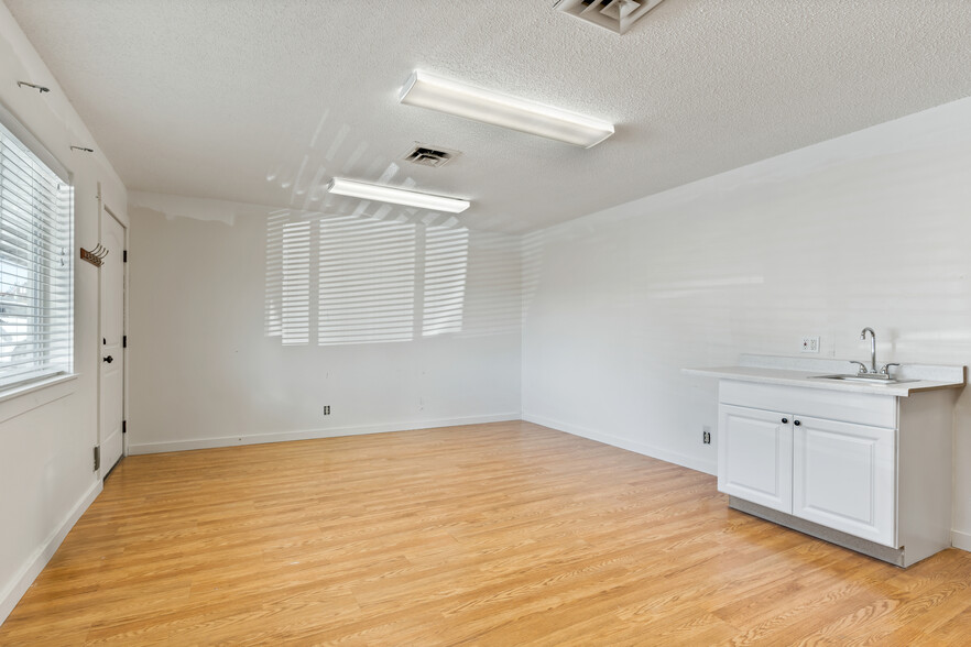 More Photos Of 306 Main St, Dallas Office For Sale