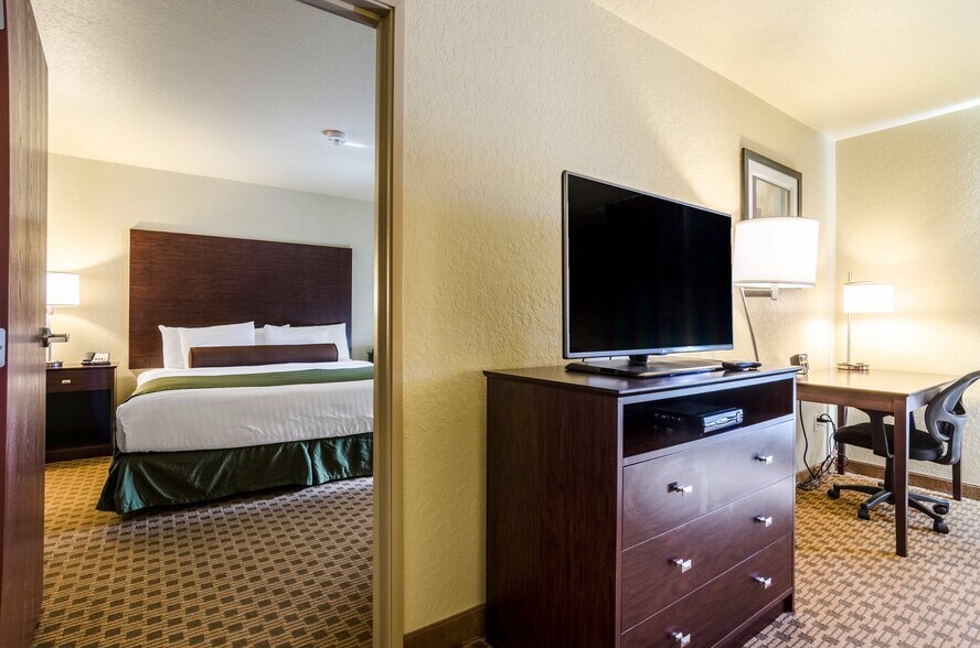 More Photos Of 41502 Harvest Dr, Cambridge Hotel For Sale