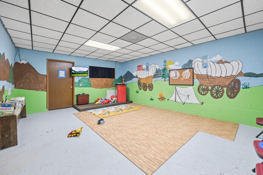 More Photos Of 832 Allardt Hwy, Jamestown Showroom For Sale